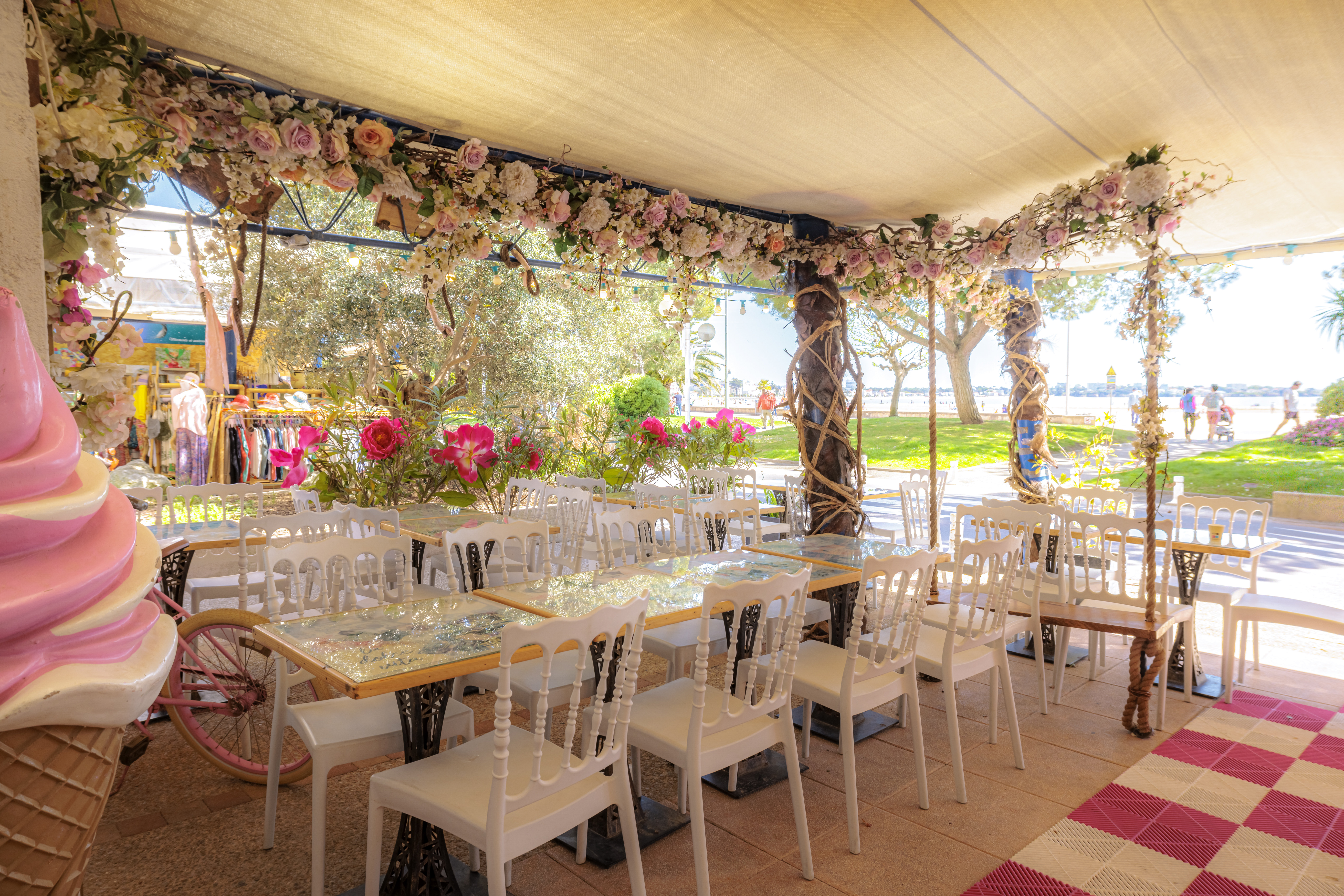Vittoria Gelati & Dolci Royan — terrasse fleurie sur le front de mer